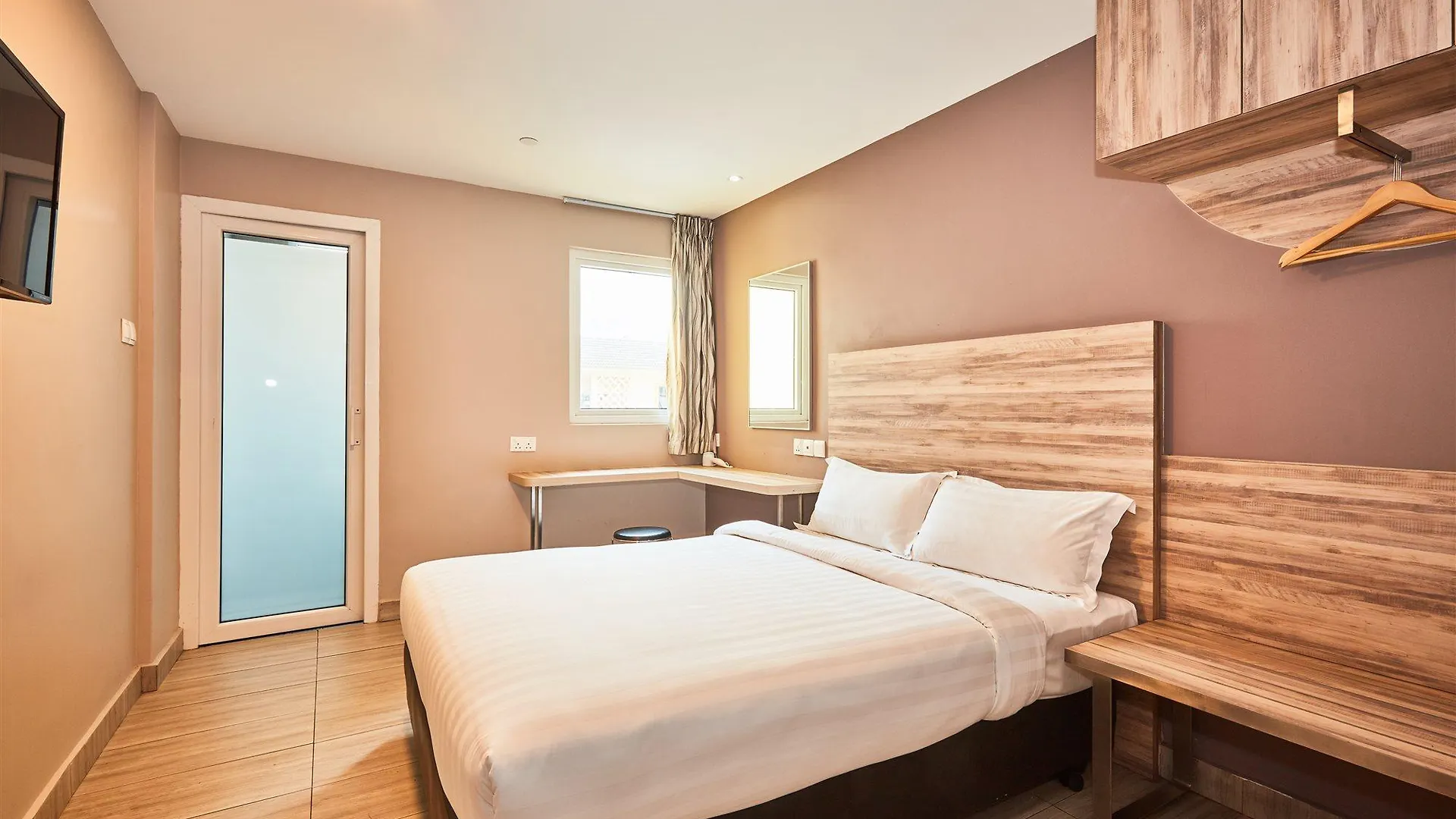 Ibis Budget Singapore Crystal Hotel