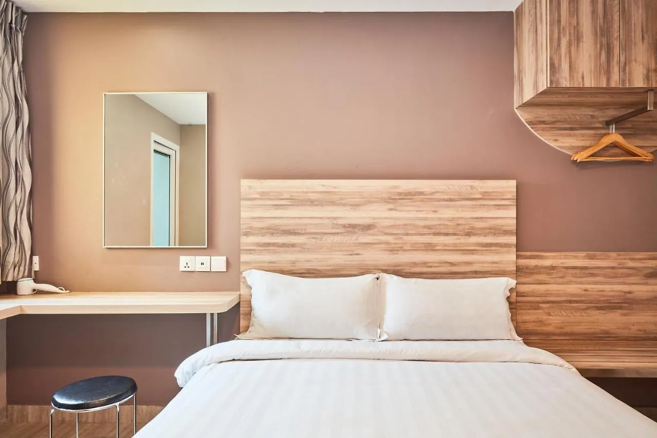 Ibis Budget Singapore Crystal 2*,